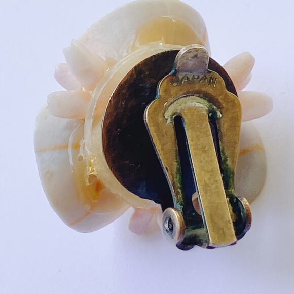 VTG Japan Shell Flower Clip On Earrings Mid Century 1950s 1960s Beachy Playful - Picture 9 of 11
